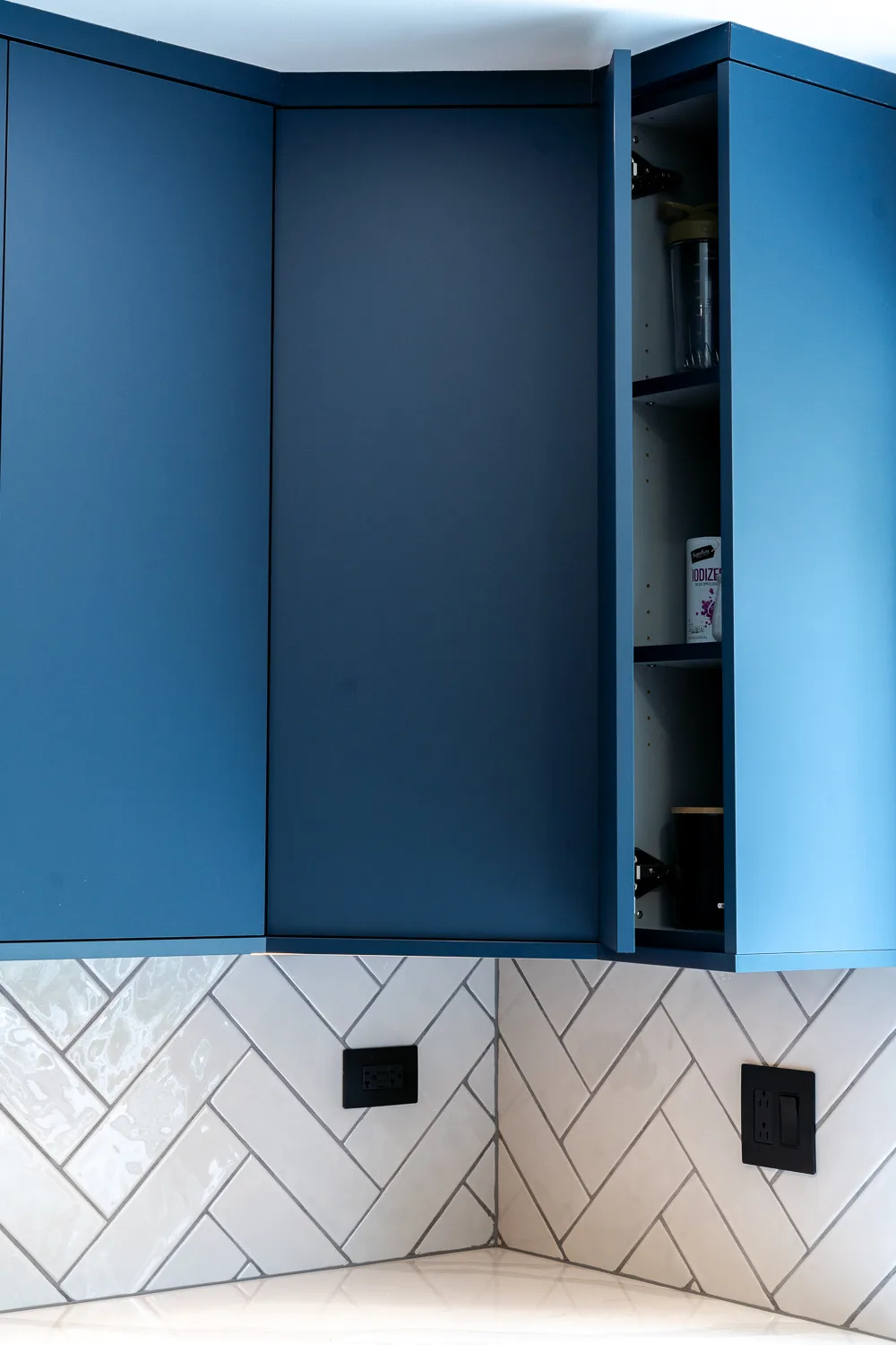 Sebior-Bartlett-custom-cabinets-21 Blue push to open cabinet designed by Sebior in Bartlett, Illinois