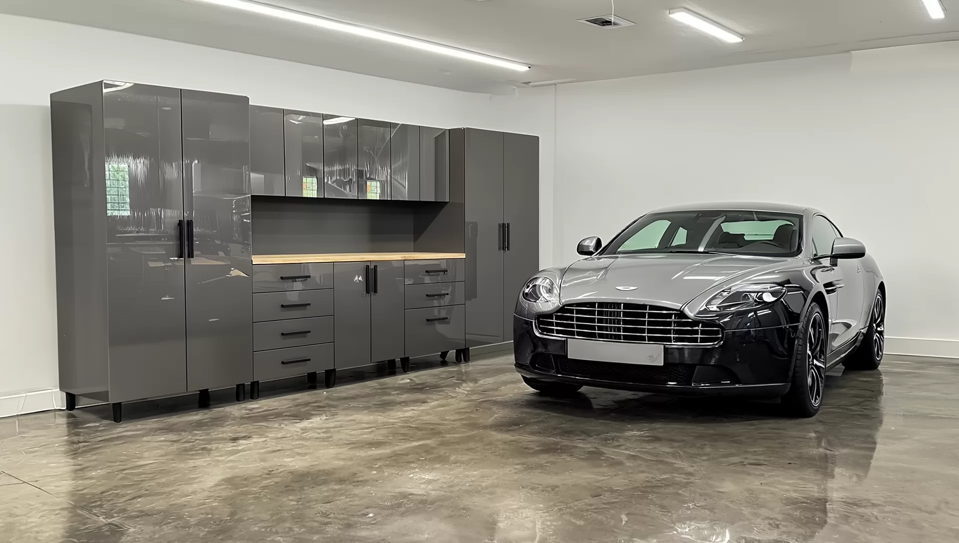 Gen4 A hyper realistic photo of a luxury modern garage interior A full size black Rolls Ro 39106214 - Electric Mini track VARIO 24V - Black