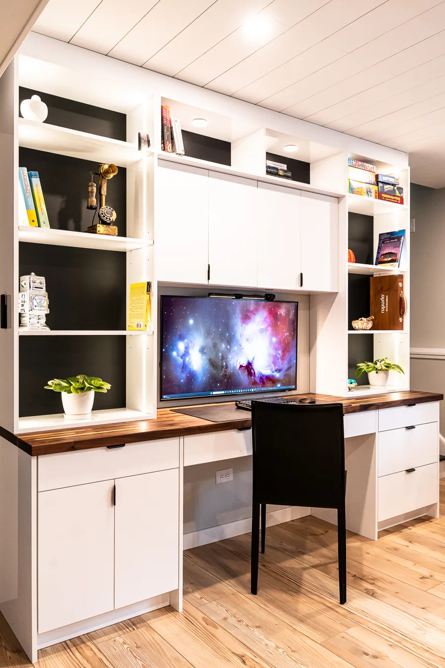 Elk Grove Village Built-In Workstation